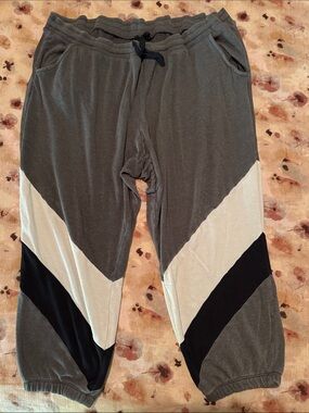 Colsie Grey, White, and Black Colorblock Athletic Sweatpants Size 3X